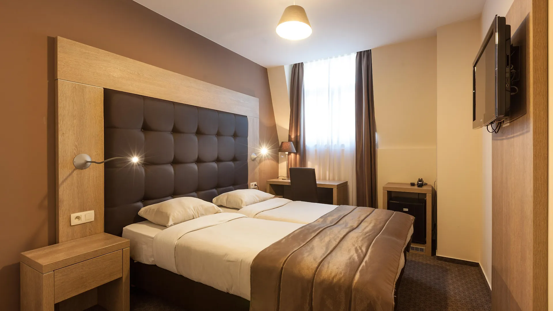 Hotel Villa Royale contacts